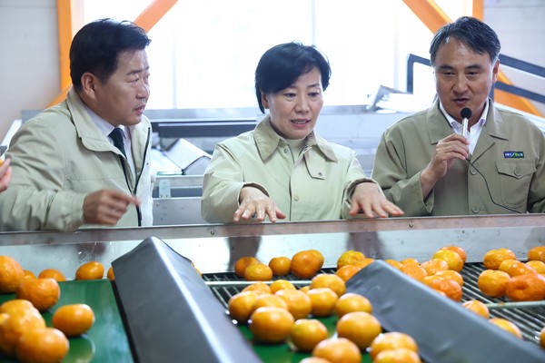 농산물을 둘러보는 송미령 농식품부 장관(가운데)과 오영훈 제주도지사(왼쪽).