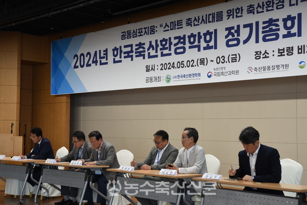 공동심포지엄의 자유토론 모습.