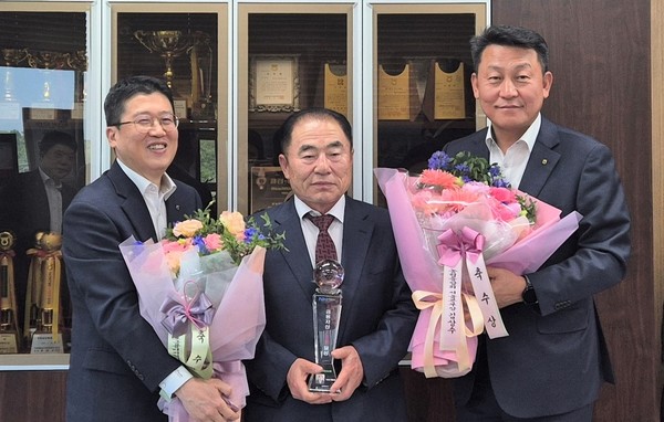 지난 8일 농협서울본부는 영동농협 내곡지점에서 영동농협 금융자산 5조 원 달성탑 전달식을 가졌다.(왼쪽부터 노종배 농협중앙회 상호금융디지털사업본부장, 이종호 영동농협 조합장, 김상수 농협서울본부장)