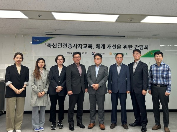 간담회 참석자 단체사진.