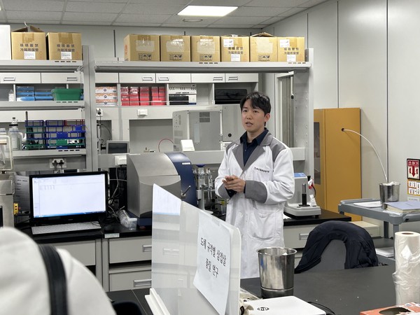 매월 1회 프로그램이 개최되는 가운데 지난달 담당 직원이 DNA 분석실험실 견학과 교육을 진행하고 있는 모습.