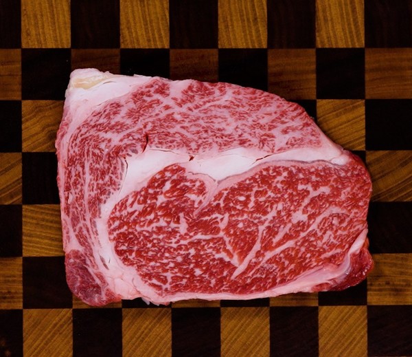 고급 부위 ‘새우살’을 맛볼 수 있는 조화로운 마블링이 매력인 ‘꽃등심’