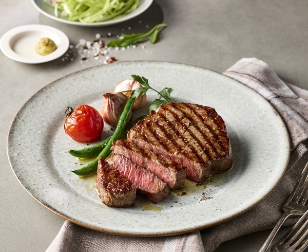 한우자조금, 공식 유튜브 채널에서 ‘한우탐구소-등심편’ 집에서도 고급 레스토랑처럼 스테이크를 맛있게 구울 수 있는 방법을 소개하고 있다. 