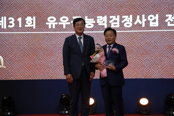 낙농산업 유공을 받은 맹광렬 조합장(사진 오른쪽)과 안병우 축산경제 대표이사(사진 왼쪽).