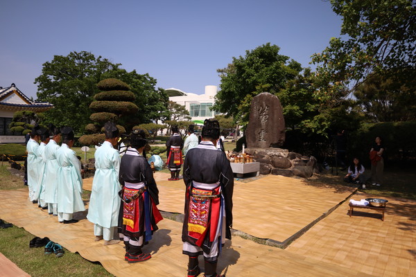 이날 대한잠사회는 풍잠기원제를 거행, 누에농사의 풍년을 기원하고 인간을 위해 생을 마감한 누에들의 희생을 기리는 의식을 가지기도 했다.