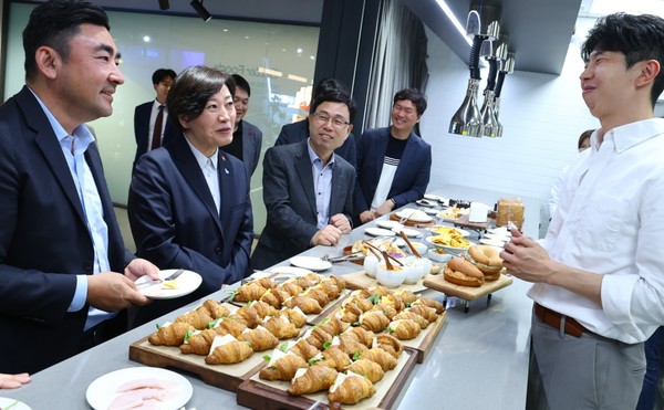 송미령 농식품부 장관(왼쪽 두번째)이 가루쌀을 원료로한 시제품을 살펴보고 있다.
