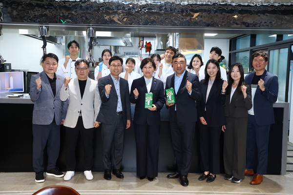 송미령 장관이 신세계푸드 연구소 관계자들과 기념촬영을 하고 있다.