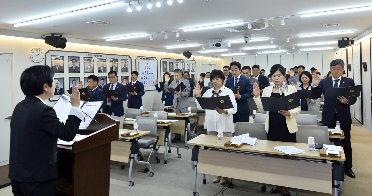 세종시의회는 지난 17일 제89회 정례회 개회 앞두고 의원과 사무처 직원이 청렴 서약을 했다.