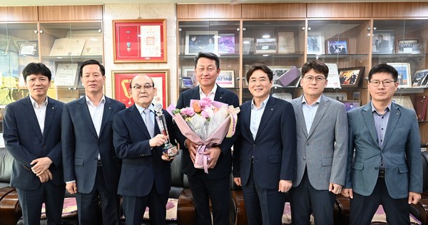 농협서울본부는 21일 관악농협 본점을 방문해 예수금 3조5000억 원 달성탑 전달식을 가졌다.(왼쪽 3번째부터 박준식 관악농협 조합장, 김상수 농협서울본부장)