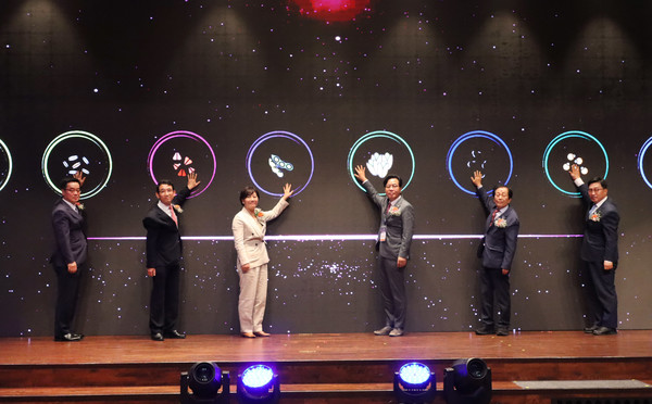 송미령 농식품부 장관(왼쪽부터 세번 째) 등 내빈들이 국립종자원 설립 50주년을 축하 퍼포먼스를 하고 있다.