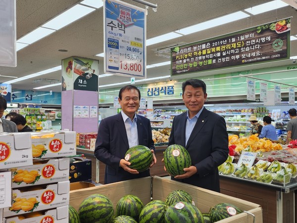 장만선 동서울농협 조합장(왼쪽)과 김상수 농협서울본본부장(오른쪽)이 하나로마트 할인 행사 기념촬영을 하고 있다.