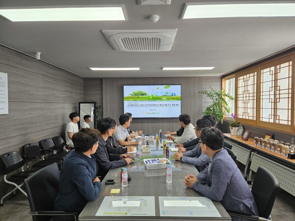 농협사료 경북지사가 디지털 혁신을 위한 회의를 진행하고 있다.