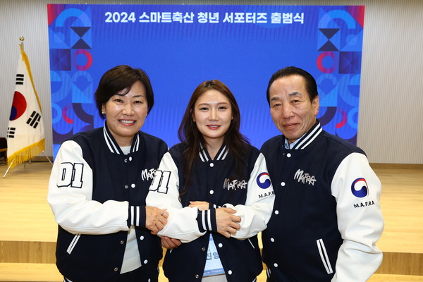 왼쪽부터 송미령 장관, 유일한 여성 서포터즈 유옥목장 곽진영씨, 이승호 한국농축산연합회장.