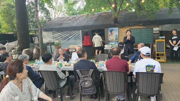 트레킹 후 가진 만찬장에서 송미령 농식품부 장관이 축하를 전하며 농정현안에 대해 설명하고 있다.