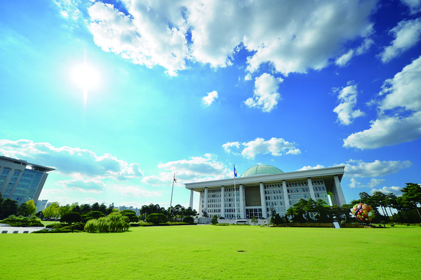 수협중앙회는 제22대 국회 개원을 앞두고 23개 수산정책과제를 선정, 적극적인 어정활동을 펼친다는 계획이다. 사진은 서울 영등포구에 위치한 국회의사당 전경.