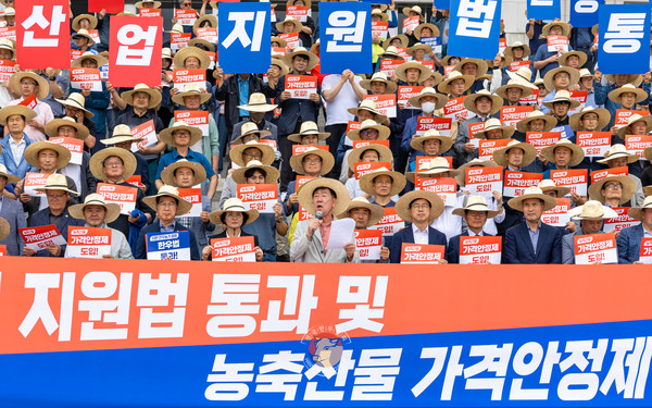 지난 24일 국회에서 열린 '한우법 통과 및 농축산물 가격안정제 도입 결의대회'에서 민경천 한우협회장(사진 중앙)이 한우법 통과를 요구하고 있다. 