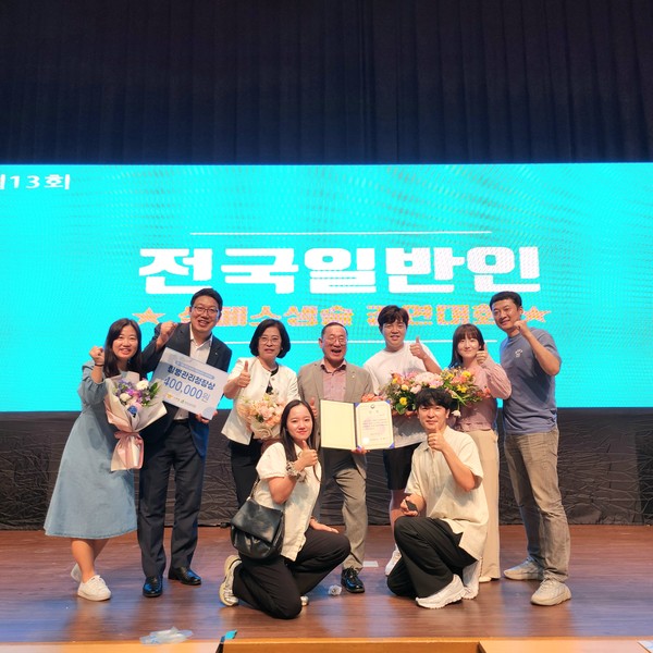 수상 후 단체 기념 촬영 모습.