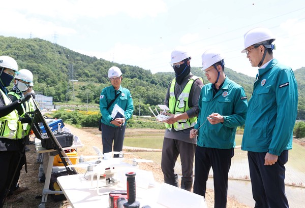 한훈 농식품부 차관(오른쪽)이 용소저수지를 방문해 관리상황을 점검하고 있다.