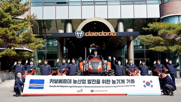 K-라이스벨트 추진으로 아프리카 현지 농기계수출이 확대될 것이란 기대감이 높아지고 있다. 사진은 대표 농기계기업인 대동이 트랙터, 경운기 등 농기계를 아프리카 카보베르데에 기증하는 모습.