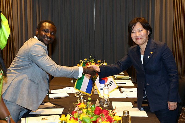  송미령 농식품부 장관과 헨리 무사 크파카 시에라리온 농업식량안보부 장관이 지난 4일 면담을 마친 후 굳게 손을 맞잡고 양국이 식량원조, K-라이스벨트, K-농기자재 수출 등 농업 협력을 확대할 것을 다짐하고 있다.