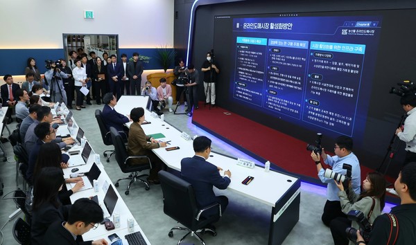 해양수산부가 다음달부터 온라인 수산물 도매시장을 본격 운영하겠다고 밝혔지만 온라인 도매시장의 수수료율도 산정하지 못하는 등 부실운영이 우려되고 있다. 사진은 지난 13일 강도형 해수부 장관과 송미령 농림축산식품부 장관이 서울 서초구 농산물 온라인 농산물 도매시장에서 농수산물 수급안정 및 유통구조 개선방안 현장 설명회를 하고 있는 모습.