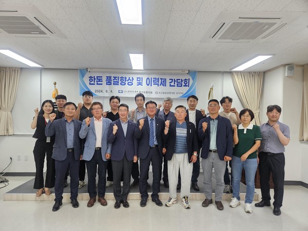 간담회 참석자들이 함께 한 모습.