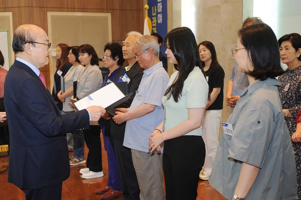 박준식 조합장(사진 왼쪽 첫번째)이 장학증서를 전달하고 있다.