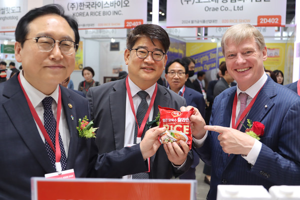 권재한 농식품부 농업혁신정책실장(가운데)와 정인교 산업통상자원부 통상교섭본부장(왼쪽)이 ‘2024 서울국제식품산업대전’ 전시관을 방문, 하림에서 출시한 쌀라면을 홍보하고 있다.
