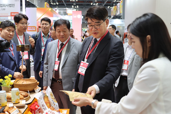 권재한 농식품부 농업혁신정책실장이 전시된 농식품을 살펴보고 있다.