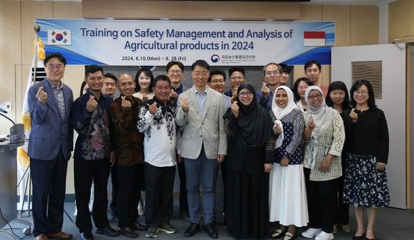 박성우 농관원장(가운데)을 비롯해  ODA 사업의 일환으로 기술 연수를 받게된 인도네시아 검역처 공무원들이 연수에 앞서 기념촬영을 하고 있다.