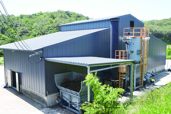 영덕울진축협은 지속가능한 축산업을 위해 바이오차 생산시설을 준공했다. 사진은 영덕울진축협의 바이오차 생산시설 외관.