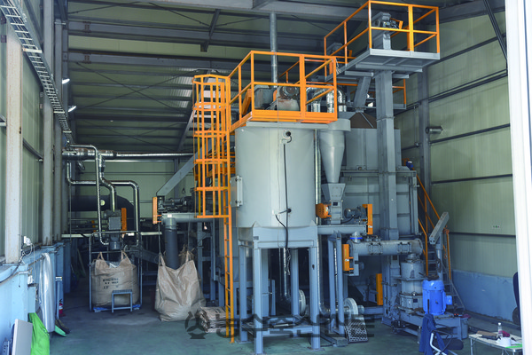 생산된 바이오차가 추출되는 모습.