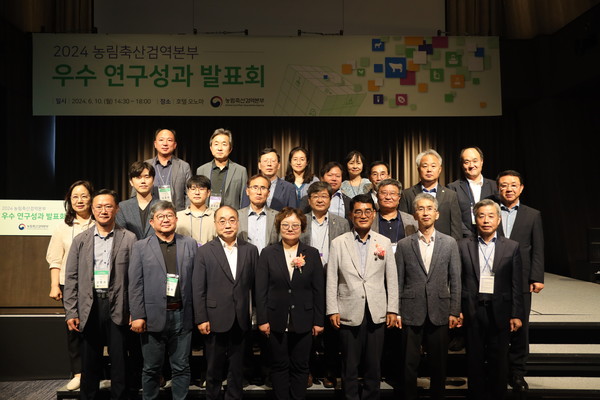 우수 연구성과 발표회 단체 기념 촬영 모습.