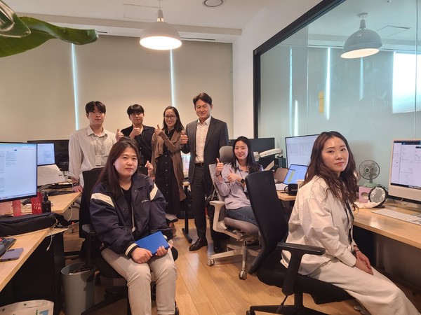 서울 영등포구에 위치한 사무실에서 만난 황 대표와 내근 직원들.