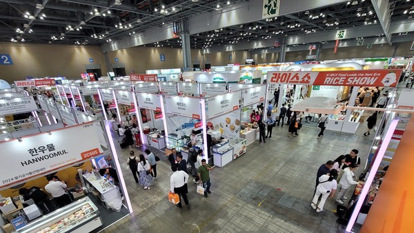 쌀가공제품을 시식하며 현장 상담을 진행할 수 있는 참가업체 부스 모습.