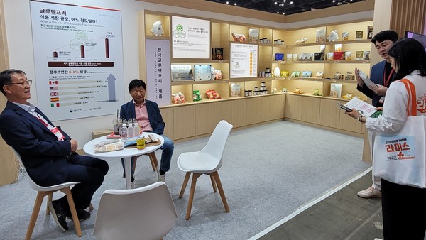홍보관에서는 글루텐프리 인증 제품을 보며 관련 설명을 들을 수 있다.