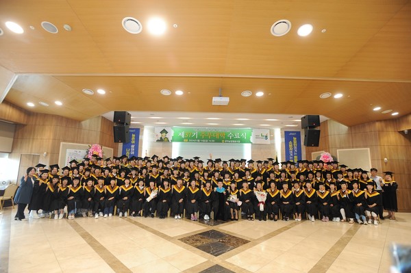 관악농협은 14일 제37기 주부대학 수료식을 개최했다. 이번 수료식에서는 154명이 수료했다.