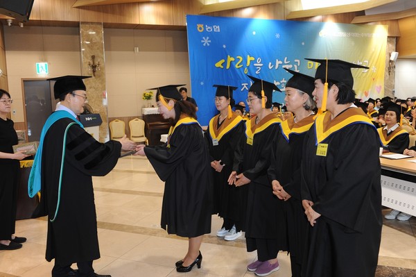 박준식 조합장이 우수 수료생에 대해 시상하고 있다.