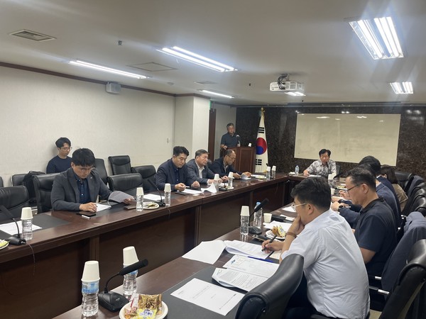 지난 12일 서울 서초동 소재 축산회관 회의실에서 열린 ‘한우 수정란이식 관련 협의회’에서 참석자들의 논의하고 있다. 