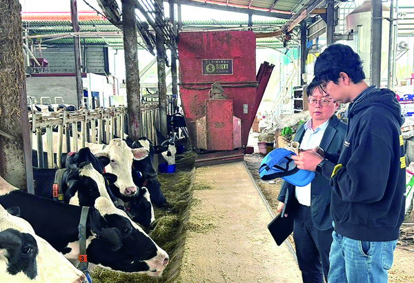 이정헌 농협사료 낙농팀장과 A목장의 대표가 모니터링을 하고 있다.