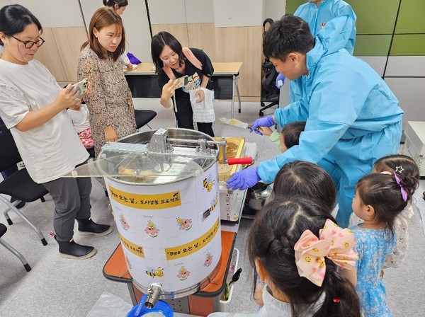 도시양봉 프로젝트 행사에 지역주민들이 높은 관심을 보였다.