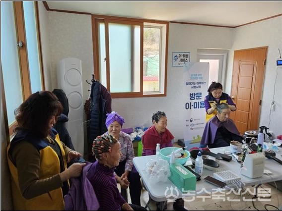 올해 실시된 어복버스가 도서지역 주민들로부터 호평을 받고 있다. 사진은 어복버스 사업을 통해 도서지역 주민에게 이·미용 서비스를 제공하고 있는 모습.