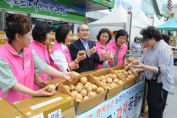 박준식 조합장(왼쪽에서 네번째)이 당진 해나루 황토감자를 판매하고 있다.