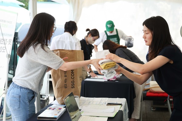 마사회 직원이 사내 직원을 통해 수건을 수집하고 있다.