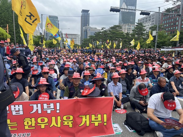 전국의 한우농가 1만 2000여 명이 여의도에 운집해 한우 반납 투쟁 집회에 참여하고 있다. 