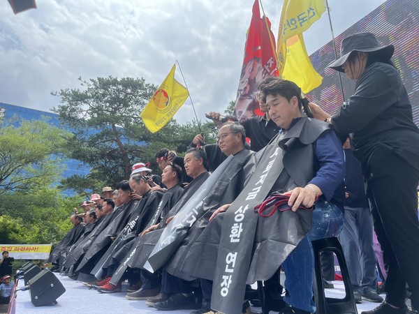 한우 지도자들이 삭발식을 단행하고 있다. 