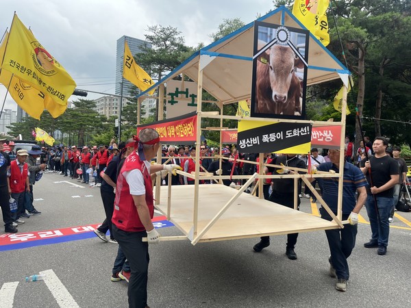 한우 반납 차량의 서울진입이 경찰들의 저지로 실패함에 따라 모형으로 만들어진 한우와 우사가 여의도 마당으로 들어오고 있다. 
