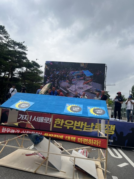 사료값 폭탄과 한우가격 폭락으로 생활고를 겪고 있는 한우농가들의 어려움을 상징적으로 표현하기 위해 사료포대로 한우 우사를 부수는 퍼포먼스가 진행됐다. 