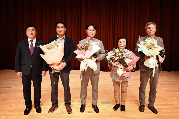 고려비엔피가 우수기업으로 선정된 가운데 민정훈 대표(맨 오른쪽)가 수상하는 모습.