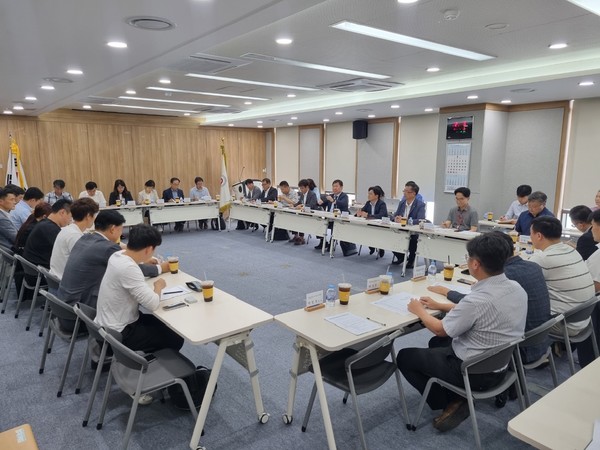 곤충산업 발전 방안에 대해 의견을 나누는 모습.